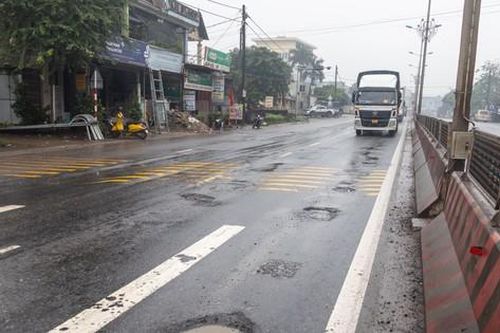 Quốc lộ 1 dày đặc 'ổ gà', xe phải né lách, lấn làn rất nguy hiểm