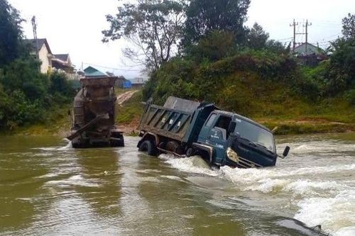 Ô tô tải bị nước cuốn khi qua ngầm tràn, 2 người được giải cứu