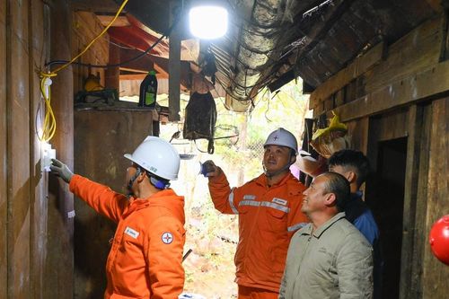 Công ty Điện lực Nghệ An đóng điện cho 3 bản xã biên giới huyện Quế Phong