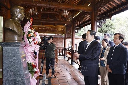 Chủ tịch Quốc hội dâng hương tưởng niệm Đại tướng Nguyễn Chí Thanh