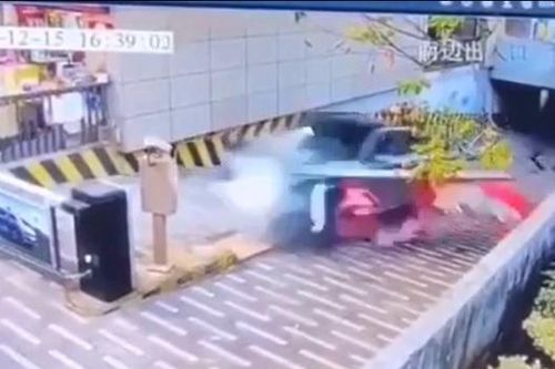 Ô tô lao như bay ra khỏi hầm chung cư, húc bay rào chắn