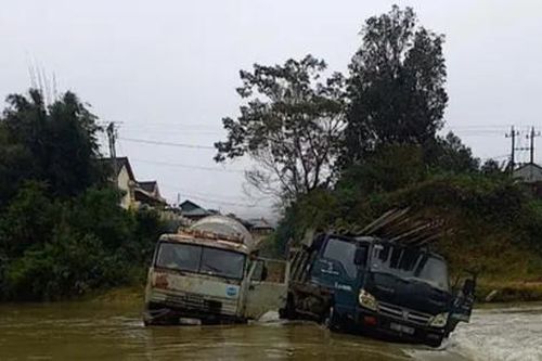 Kon Tum: Giải cứu thành công 2 người bị nước cuốn trôi