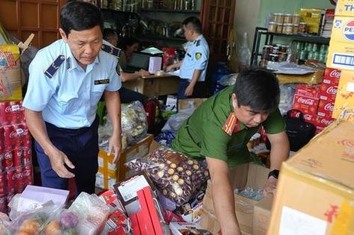 Tiệm tạp hóa chứa trứng gà non, vú heo, gân bò… bốc mùi hôi