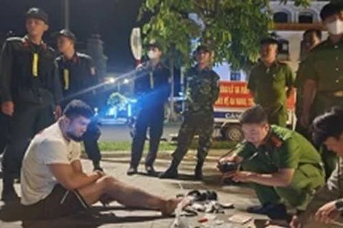 Bắt nhóm người nước ngoài dùng tiền USD giả mua hàng và đổi lấy tiền thật