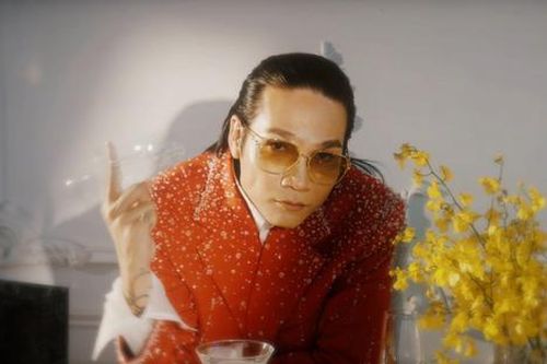 Nam ca sĩ nổi tiếng bất ngờ xuất hiện với diện mạo lạ sau một năm 'ở ẩn'