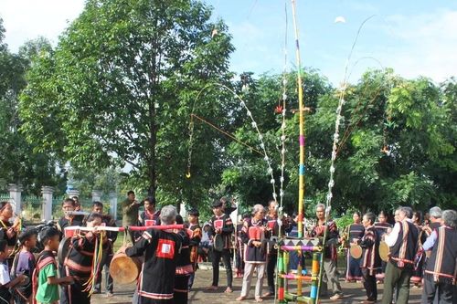 Hơn 150 nghệ nhân tham gia hội thi văn hóa cồng chiêng các dân tộc thiểu số xã Ia Rbol