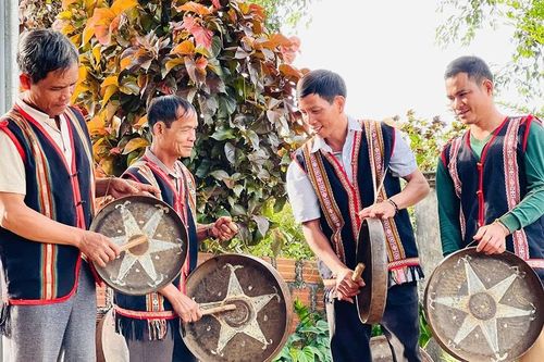 Làng Dung Rơ vang tiếng cồng chiêng