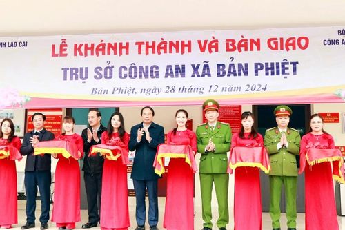 Chủ tịch UBND tỉnh Trịnh Xuân Trường dự lễ khánh thành trụ sở Công an xã Bản Phiệt và Trịnh Tường