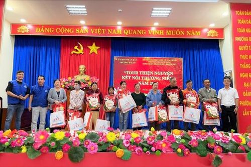 Bảo Lộc: Trao tặng quà, học bổng cho học sinh nghèo