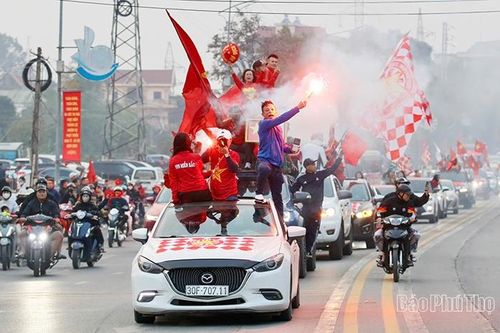 Hàng nghìn cổ động viên đến sân Việt Trì 'tiếp lửa' cho Đội tuyển Việt Nam