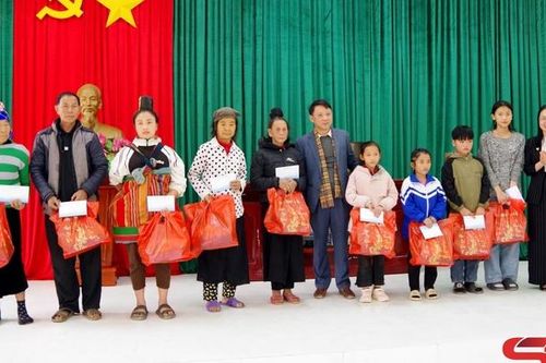 Tạp chí Cộng sản tặng quà nhân dân khu vực biên giới
