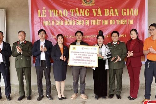 Bộ Công an trao nhà cho đồng bào bị thiệt hại bởi thiên tai tại tỉnh Sơn La