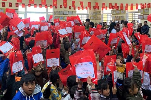 Trao 350 suất quà cho học sinh, đoàn viên vùng cao biên giới