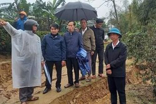 Lập phương án khắc phục sạt lở giao thông nghiêm trọng ở thượng nguồn sông Rào Cùng