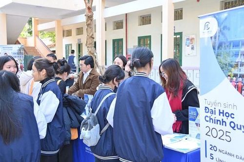 Gian hàng Trường Đại học Điện lực thu hút đông đảo học sinh, phụ huynh