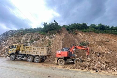 Bình Định: Hơn 1.000m3 đất đá sạt lở dưới chân đèo An Khê