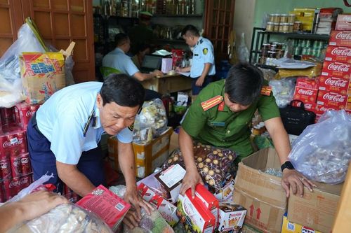 Phát hiện số lượng lớn thực phẩm không nguồn gốc trong cửa hàng tạp hóa