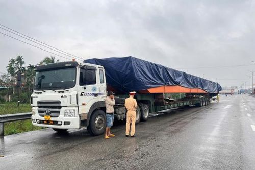 Xử phạt 158 triệu đồng ô tô chở hàng siêu trường, siêu trọng, vi phạm nhiều lỗi
