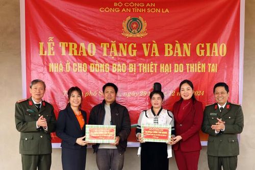 Bộ Công an trao nhà cho đồng bào bị thiệt hại bởi thiên tai tại tỉnh Sơn La