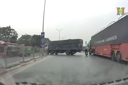 Xe máy liều lĩnh tạt đầu container