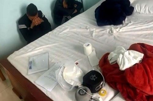 Hà Nội: Phát hiện nhóm nam nữ tổ chức 'bay lắc' trong nhà nghỉ
