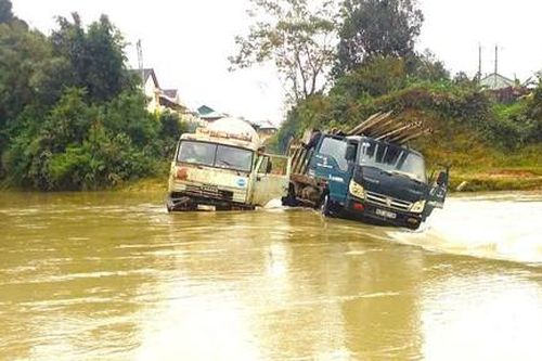 Giải cứu tài xế và phụ xe bị nước lũ cuốn khi đi qua ngầm tràn