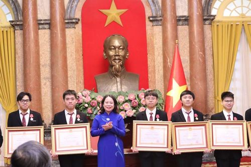 Trao Huân chương Lao động cho 20 học sinh dự thi Olympic quốc tế 2024