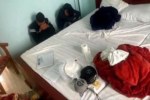 Bắt nhóm đối tượng 3 nam, 2 nữ 'bay lắc' trong nhà nghỉ