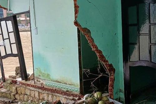 Người bên cồn thao thức xuyên đêm vì lo sóng biển đánh sập nhà