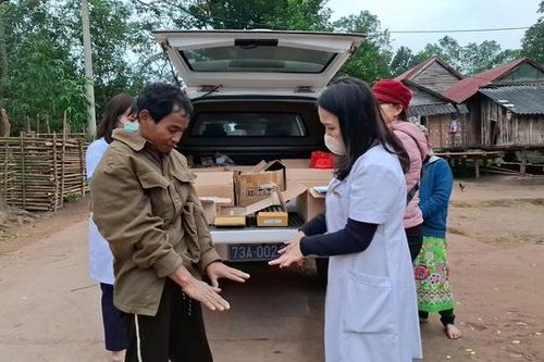 Khám, cấp thuốc dập dịch ghẻ cho đồng bào xã biên giới
