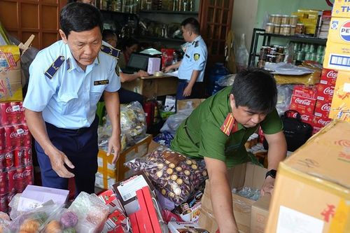 Một tạp hóa ở Bình Thuận chứa hàng tạ trứng gà non, vú heo, gân bò có mùi hôi