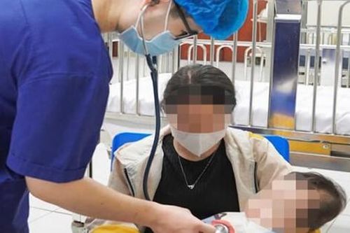 Bé trai mất nước nặng, rối loạn ý thức vì uống oresol đậm đặc khi bị tiêu chảy