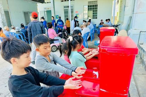 Đoàn công tác Bộ Y tế tổ chức khám bệnh miễn phí tại Tây Ninh