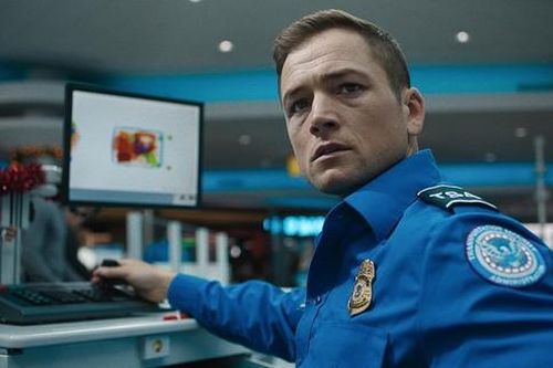 Tài tử 'Kingsman' cùng phim hành động mới 'Carry-On' lập kỷ lục trên Netflix