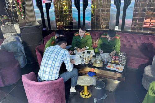 Đột kích các cơ sở karaoke biến tướng, trá hình, thu giữ nhiều bình 'khí cười'