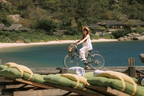 Resort trọn gói ăn nên làm ra nhờ Gen Z 'tắt não'