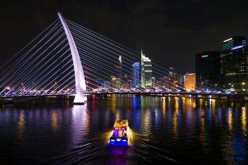 Nườm nượp check-in với cầu Ba Son lên đèn lộng lẫy