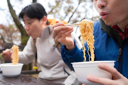 Mì ly thành 'đặc sản' khi người Hàn độc thân, dè sẻn