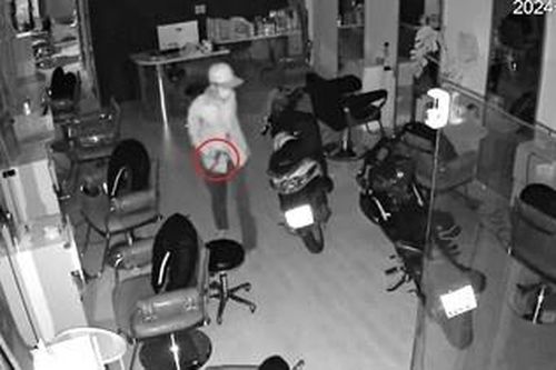 Kẻ trộm cầm dao đột nhập tiệm làm tóc ở Bình Dương