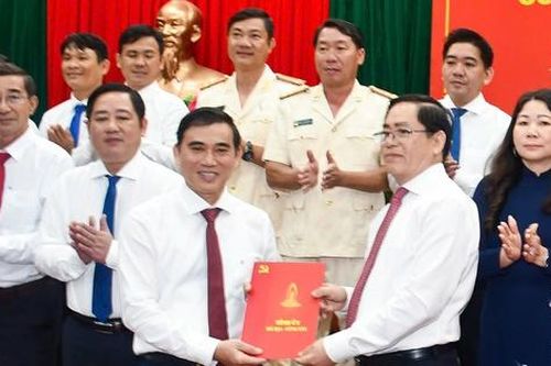 Trao Quyết định thành lập Đảng bộ huyện Long Đất, chỉ định Bí thư Huyện ủy