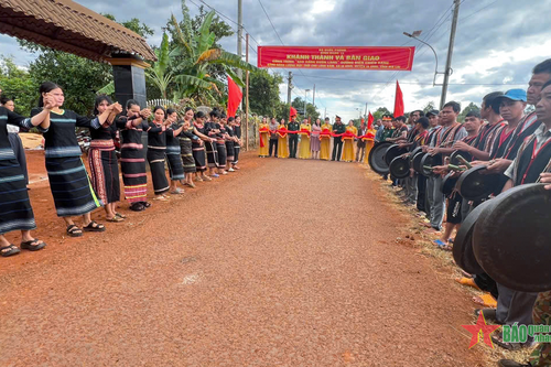 Thắp sáng buôn làng, thắp sáng niềm tin