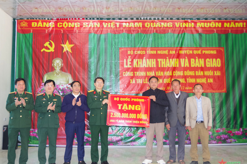 Bàn giao Nhà văn hóa cộng đồng cho người Mông ở bản Huồi Xái