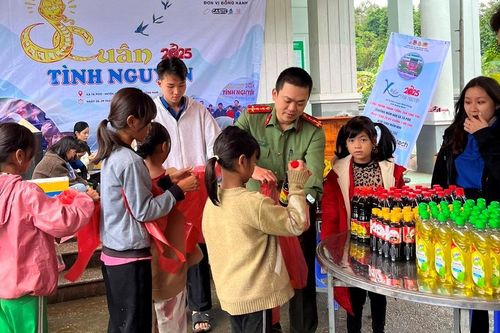 Mang Xuân yêu thương đến vùng cao, biên giới