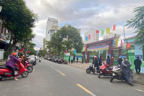 Áo xanh giữ cổng trường bình yên (Kỳ 1: Thanh niên xung kích giải bài toán áp lực giao thông trước cổng trường)