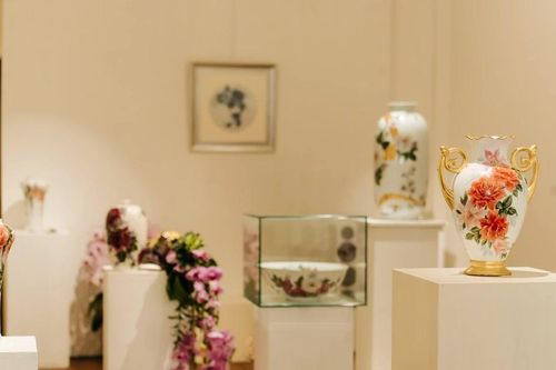 Sắc hoa trên men gốm