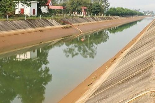 Bé trai đuối nước thương tâm tại kênh thủy lợi Ngàn Trươi