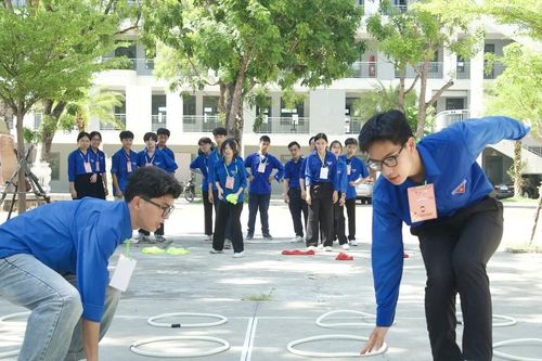 Đưa trò chơi dân gian vào trường học: Rèn luyện trong giờ chơi