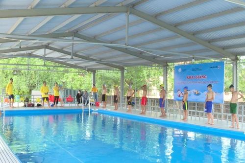 Hàng nghìn học sinh Quảng Trị tham gia các lớp học bơi an toàn