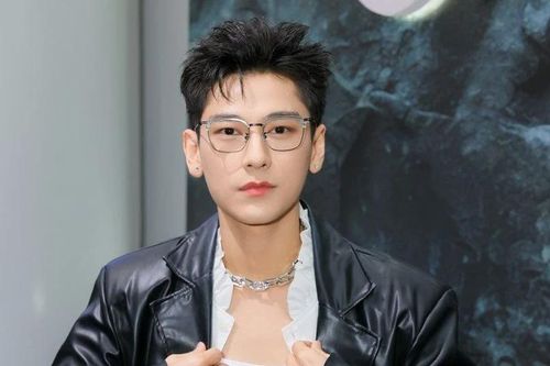 Ca sĩ Isaac làm nức lòng 'fan' khi xuất hiện như tổng tài