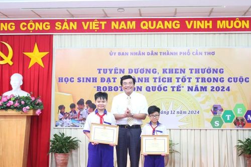TP Cần Thơ khen thưởng HS đạt thành tích xuất sắc Cuộc thi Robothon quốc tế
